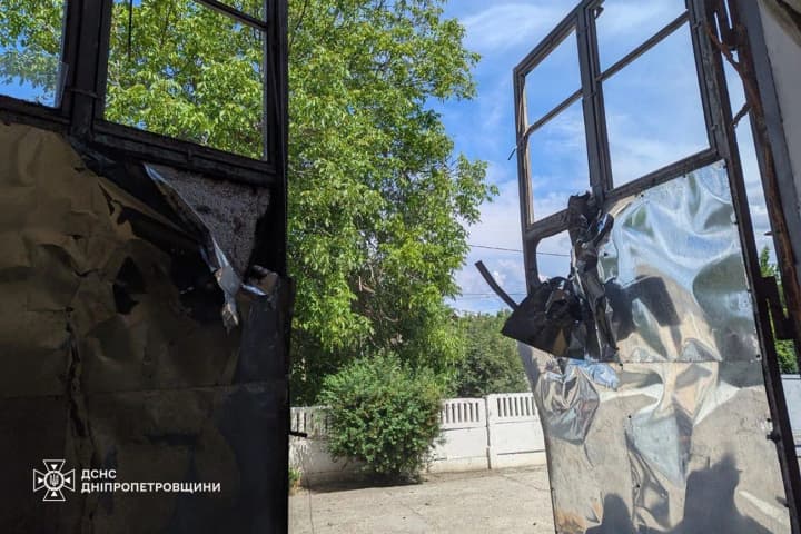 У Нікополі росіяни дроном вдарили по пожежному депо: показали наслідки