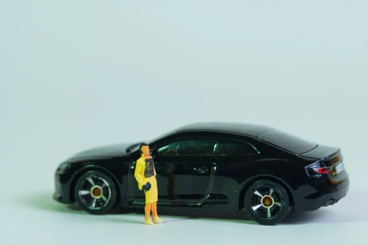 Водителям с номерными знаками на хранении напомнили об оплате: что нужно знать