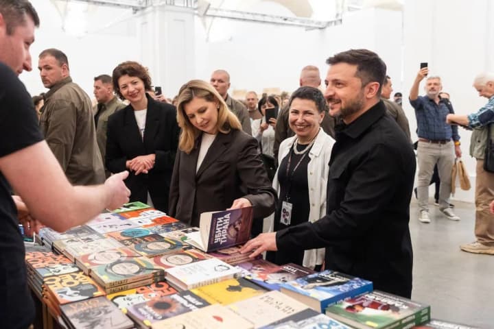 "Убить тирана" и "Лирика мариупольских бомбоубежищ": что семья Зеленских приобрела на "Книжном Арсенале"