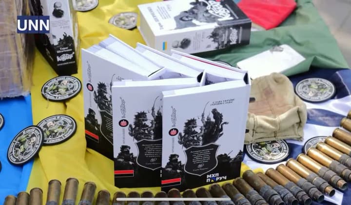 Книга, створена на межі поезії, війни і жертовності: у Каневі презентували "Фронтовий Кобзар"