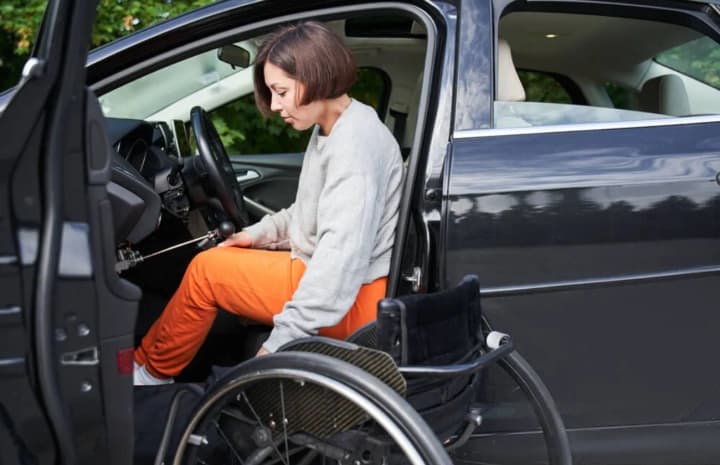 QR-код на авто та паркомісця: кабмін схвалив законопроєкт, який посилить захист прав водіїв з інвалідністю