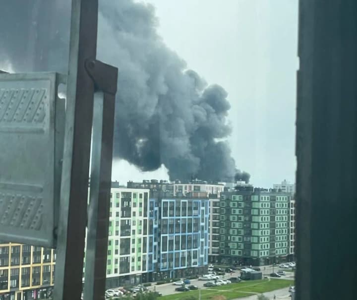 В ленинградской области горит завод "Пигмент": кадры и подробности инцидента