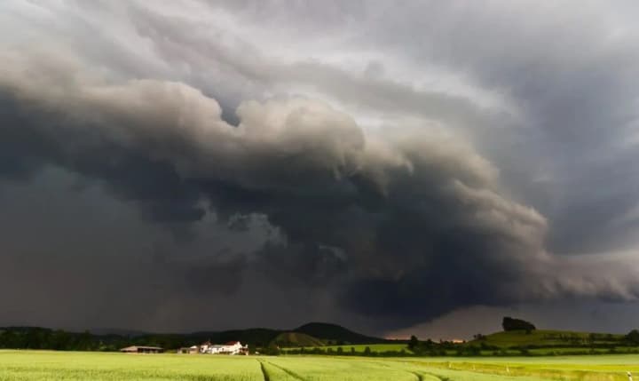 Гроза, град та шквали вітру: до низки областей України наближається негода