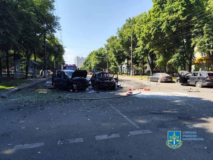 У центрі Сум ворог поцілив в автівки: є загиблий та багато поранених