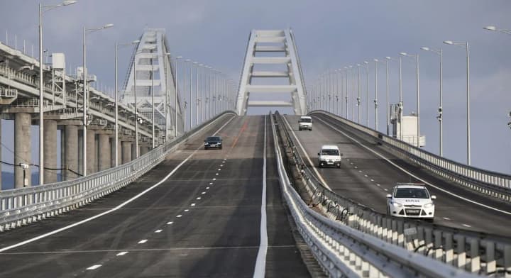 российские СМИ заявили о сбитии дрона над крымским мостом – обломки упали на дорогу