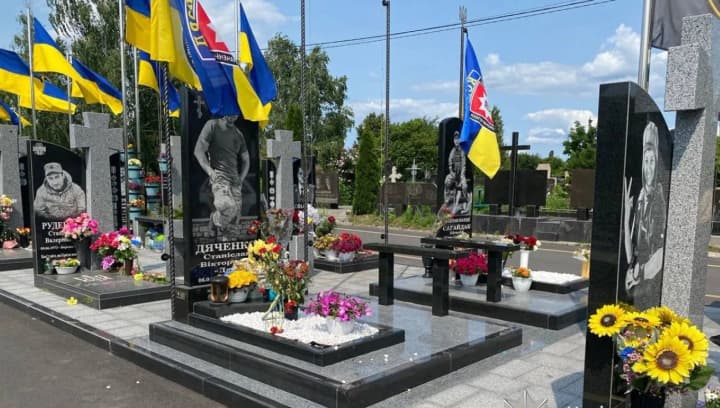 A woman was detained in Lviv for desecrating 39 graves of soldiers