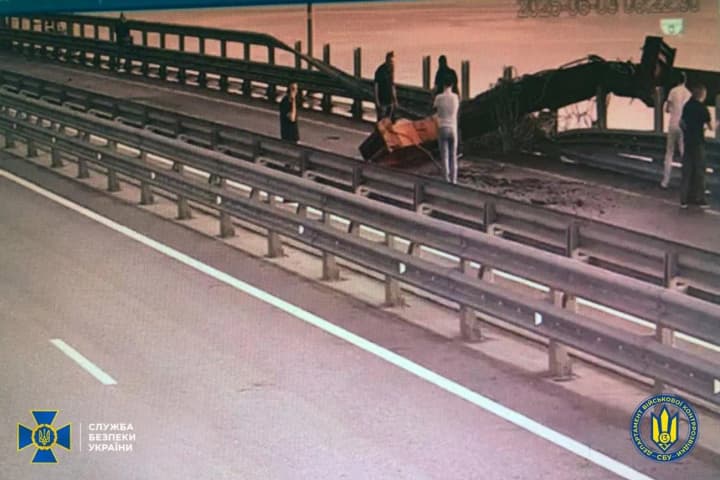 "Нова унікальна спецоперація": СБУ повідомила, що втретє вразила Кримський міст - під водою і показала відео