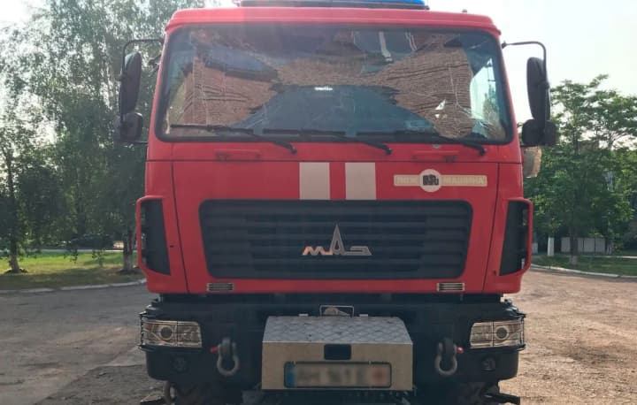 На Донеччині росіяни обстріляли рятувальників, які ліквідовували наслідки ворожого удару: поранено водія ДСНС
