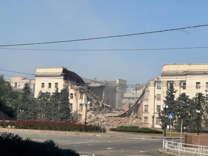 Зеленський повідомив про знищення херсонської ОДА російськими авіабомбами