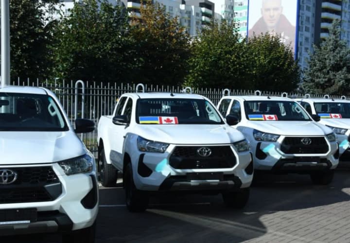 Зеленський підписав закон про використання гуманітарного транспорту громадами