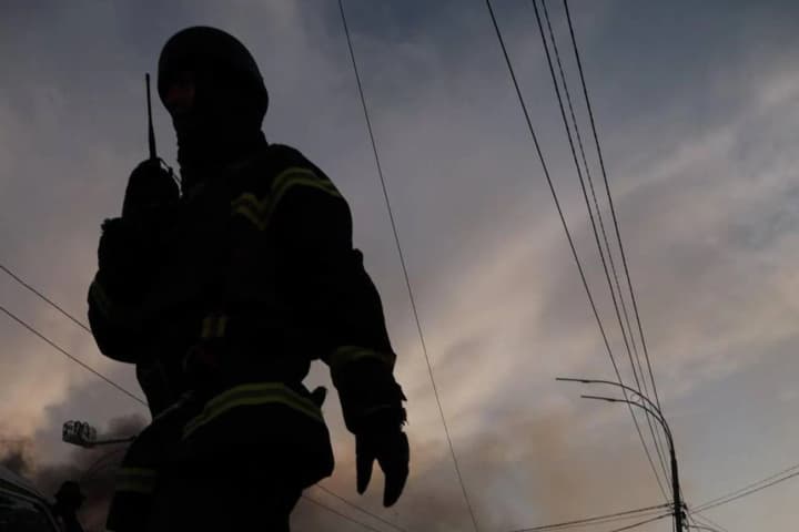 Атака рф забрала життя трьох рятувальників у Києві, по Україні близько 40 людей поранено