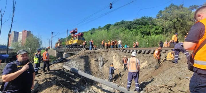"Ukrzaliznytsia" promises to restore the section in Kyiv region damaged by the Russian shelling by the end of the day