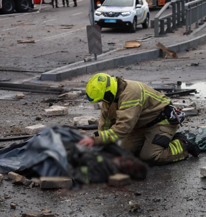 Внаслідок повторного вибуху у Києві загинули три рятувальники, 13 постраждали, двоє з них у тяжкому стані