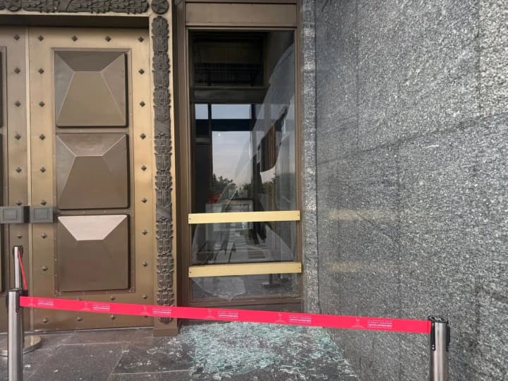 У Києві внаслідок атаки рф пошкоджено фасад музею біля "Батьківщини-матері"