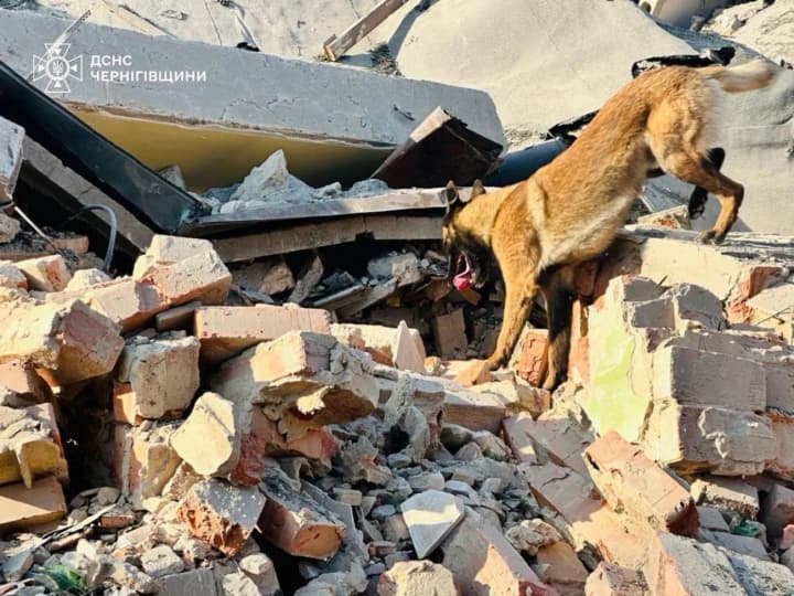 В Чернигове под завалами до сих пор двое охранников после ночной атаки рф - ГВА