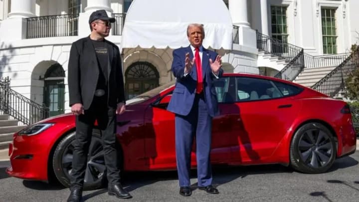 Трамп планує продати свою червону автівку Tesla після конфлікту з Маском: подробиці
