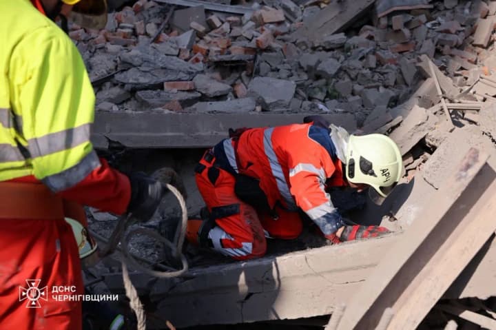 In Chernihiv, rescuers recovered a body from under the rubble: search operations continue