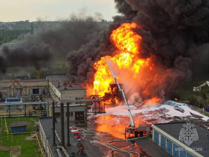 A large-scale fire broke out at a bitumen plant in Russia: a drone attack is reported
