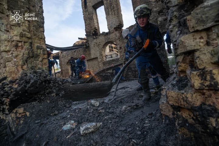 У Солом'янському районі Києва призупинено аварійно-відновлювальні роботи на місці удару росіян