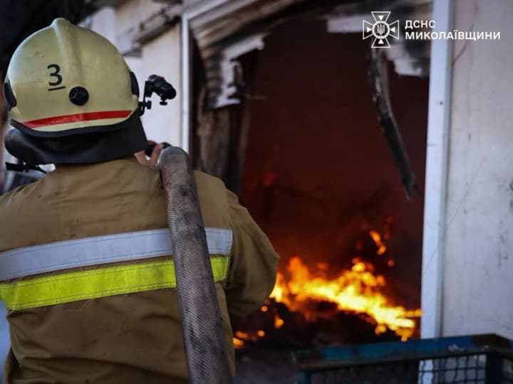 Ранковий удар по Костянтинівській громаді на Миколаївщині: палає склад, пошкоджено техніку