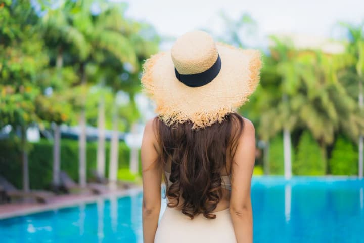 Как защитить волосы летом: советы трихолога