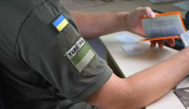 Виїзд чоловіків за кордон у відпустку: як заброньовані працівники можуть поїхати з України - роз’яснили у Мін’юсті