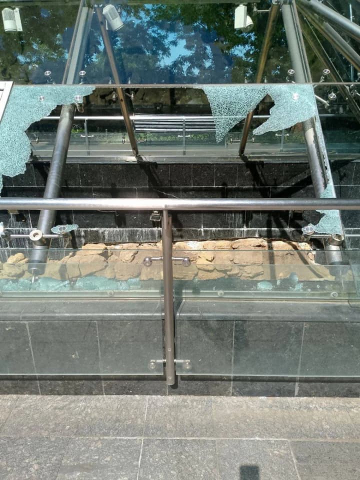 В Одесі вандали розбили скло саркофага із грецькими артефактами на Приморському бульварі