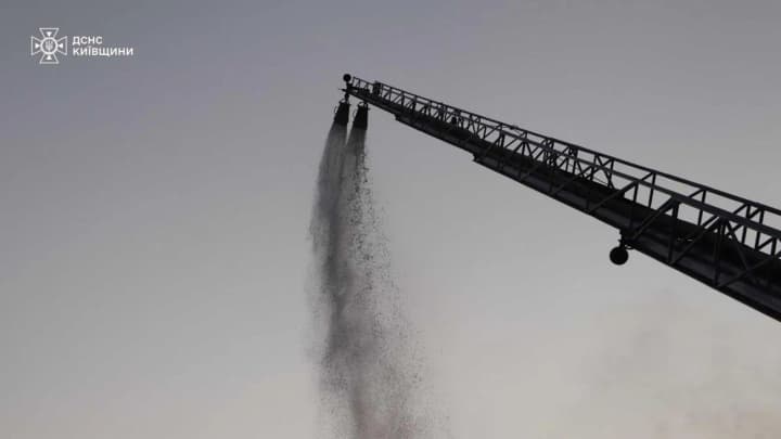 В Киевской области из-за атаки рф горел промышленный объект Борисполя, есть пострадавший: показали последствия