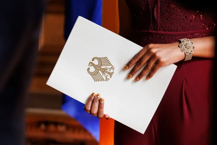 Кількість росіян, які отримали паспорт громадян Німеччини, зросла в шість разів - Bloomberg