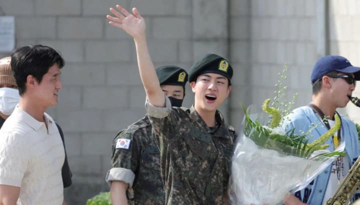 Двоє учасників гурту BTS звільнилися з військової служби: готують нові пісні та обіцяють повернутися на сцену "якнайшвидше"