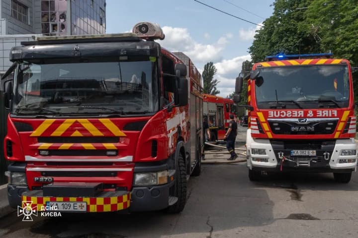 У Києві триває ліквідація наслідків нічної атаки: пожежу на Оболоні ще не загасили