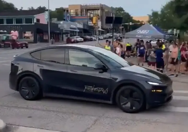 Tesla показала відео безпілотного автомобіля у Техасі напередодні запуску мережі роботаксі