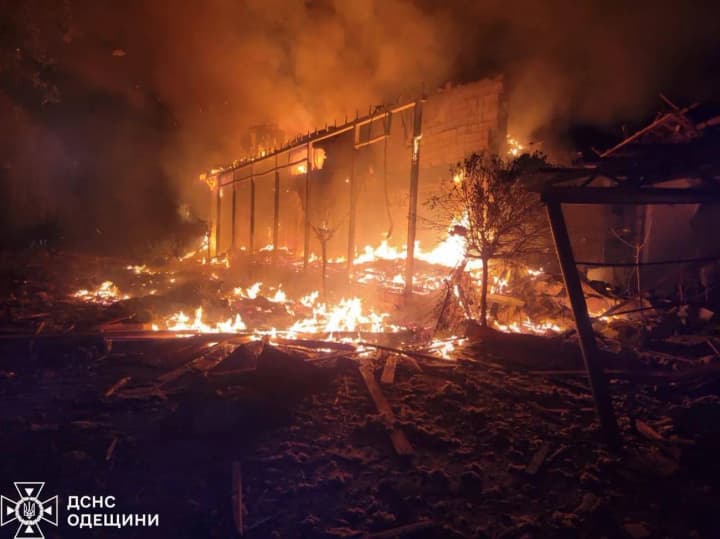 Ночью россия атаковала Одесскую область: спасатели показали последствия ударов