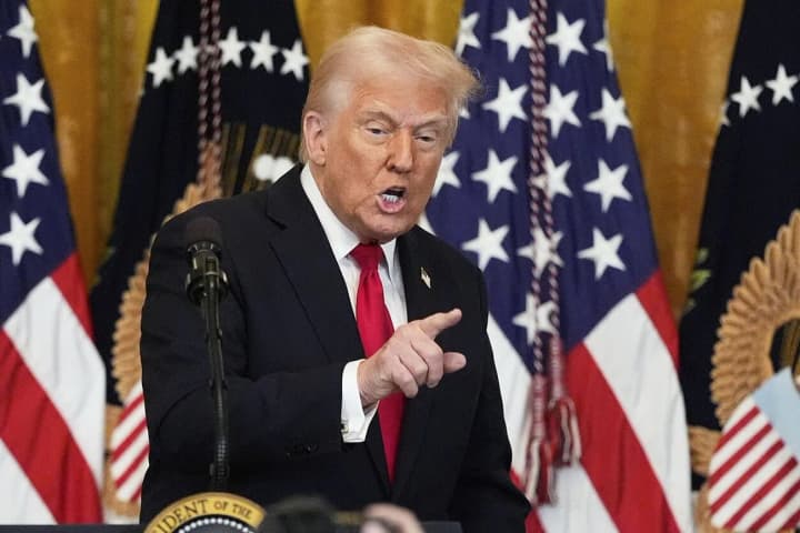 Трамп пригрозив жорсткою відповіддю на протести проти військового параду у свій день народження