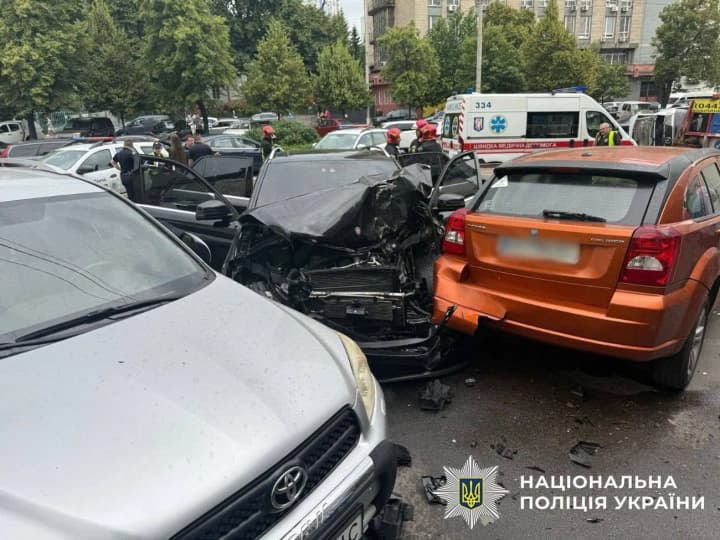 У Києві на проспекті зіткнулися чотири автомобілі: троє постраждалих