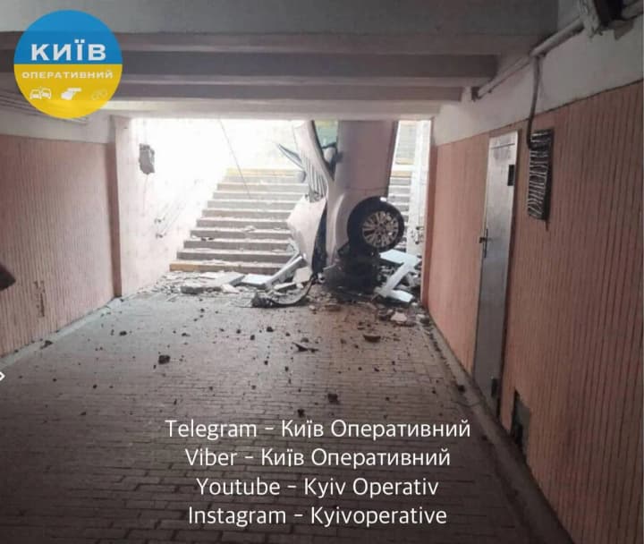 В Киеве автомобиль влетел в подземный переход на Лыбедской