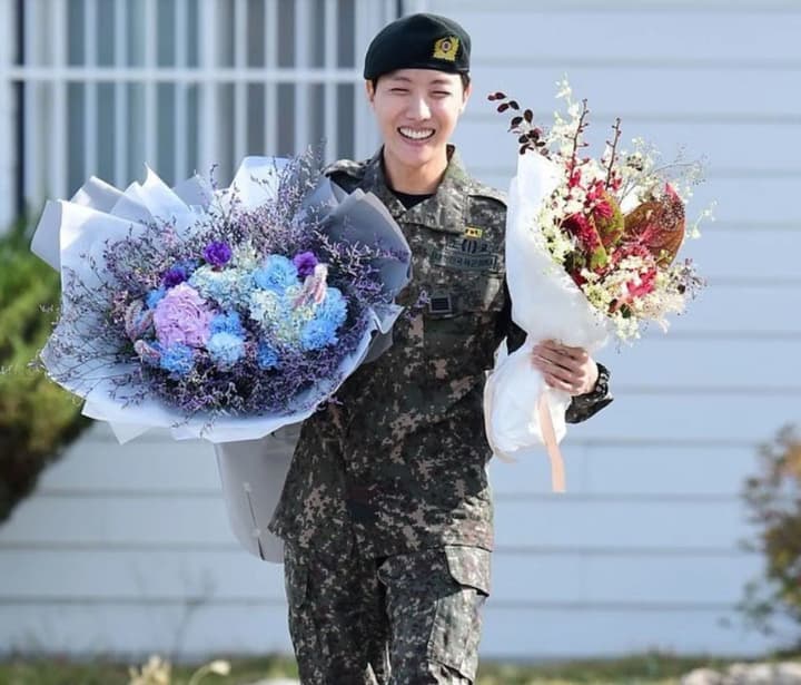 BTS майже у повному складі: ще двоє музикантів завершили службу в армії, чекають на останнього учасника гурту