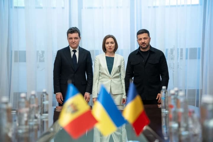 Зеленский провел трехстороннюю встречу с президентами Молдовы и Румынии. В ОП раскрыли детали