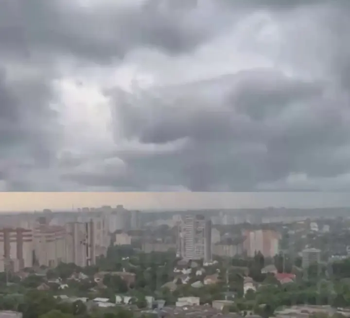 На Київщині помітили смерч: відео з соцмереж