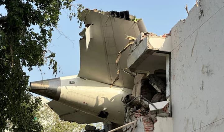 Зросла кількість жертв авіакатастрофи в Індії: понад 290 загинули