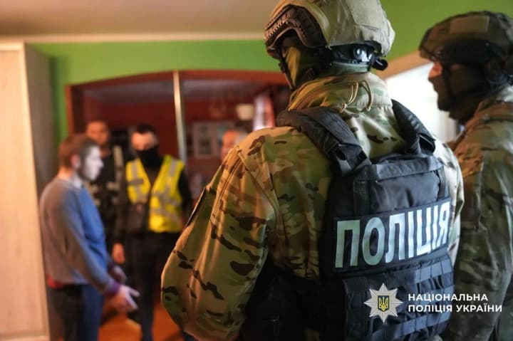 По Україні масштабна спецоперація проти нелегальної зброї: понад 500 обшуків