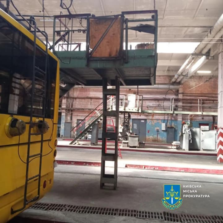 У Києві в тролейбусному депо слюсар впав з висоти: інженеру з охорони праці повідомили про підозру