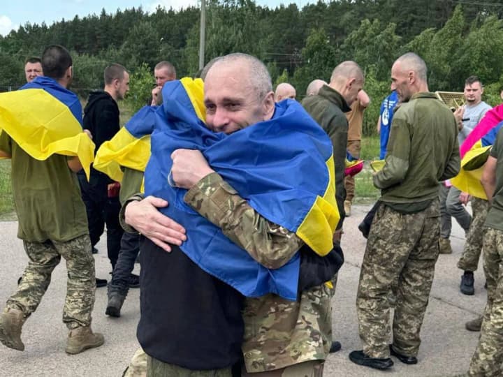 В Україну повернулися бійці, які були у російському полоні з 2022 року - Зеленський