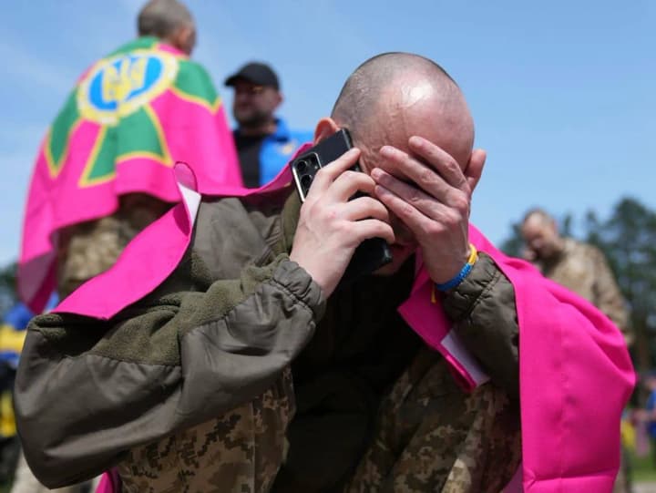 "Я дома. Я свободен. Я в Украине": щемящие фото и видео возвращенных из плена защитников Украины