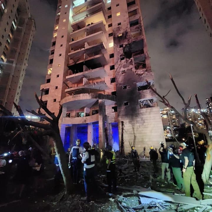 Іран атакував Ізраїль балістичними ракетами: є влучання у житлову багатоповерхівку, десятки постраждалих (відео)