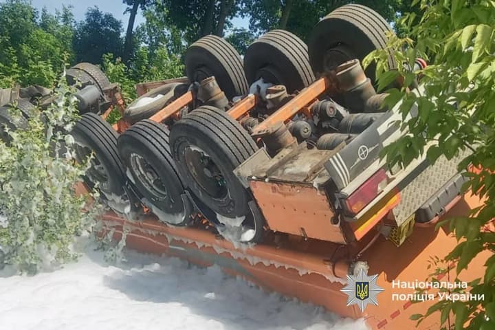 In the Ternopil region, a bus and a diesel fuel tanker collided, the truck overturned: details