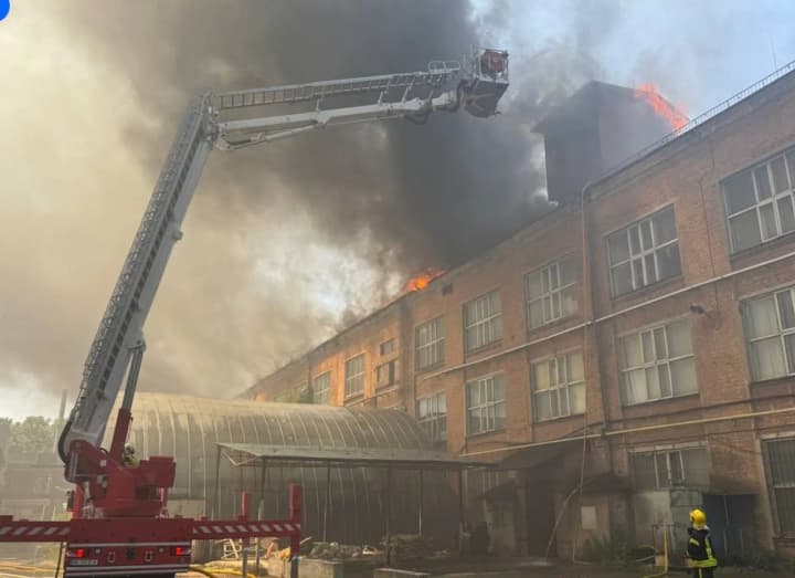 Пожар кровли дома видит почти все Ровно: 45 спасателей и до 10 единиц техники ликвидируют возгорание