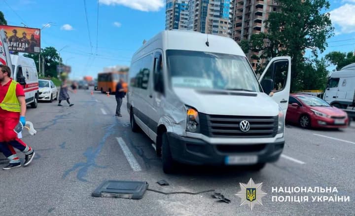 В Киеве столкнулись два буса и грузовик: пострадали четверо детей