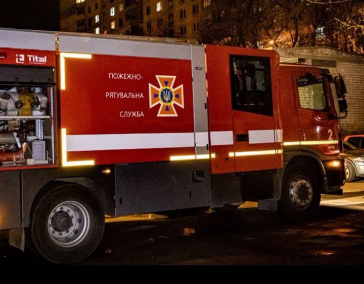 Київ під атакою ворожих "Шахедів": працює ППО, зафіксовано падіння уламків, горять автівки