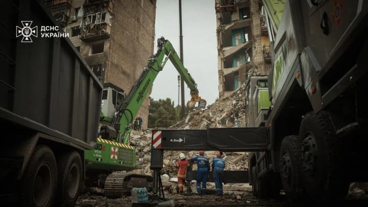 У Києві з-під завалів дев'ятиповерхівки після ракетного удару рф дістали тіла 5 загиблих